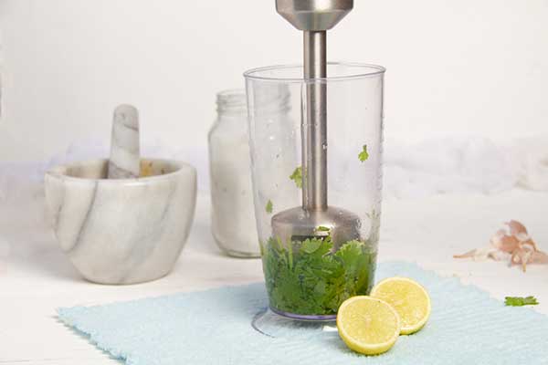 Blend the ingredients for the aji verde